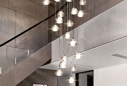 10 mẫu đèn cầu thang thả thông tầng sang trọng hot nhất 2019