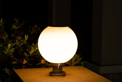 Các mẫu đèn trụ cổng tròn năng lượng mặt trời đẹp và hiện đại