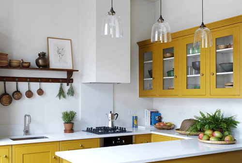 Cải tạo nhà bếp nhỏ sáng tạo với đèn trang trí