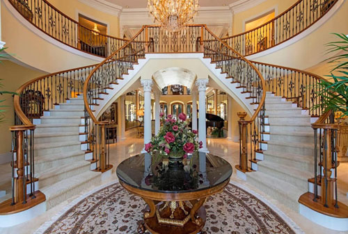 Đèn chùm pha lê tiền tỉ tạo nên một không gian xa hoa, mỹ lệ