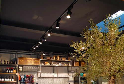 Đèn rọi thanh ray trong thiết kế quán cà phê hiện đại