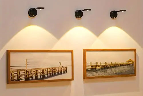 Đèn soi tranh là gì và các ứng dụng của đèn soi tranh