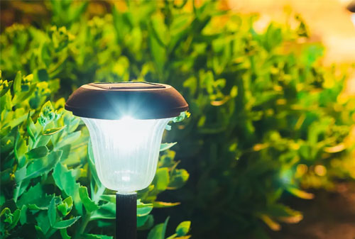 Đèn Trang Trí Năng Lượng Mặt Trời: Chiếu Sáng Tiết Kiệm Và Thân Thiện