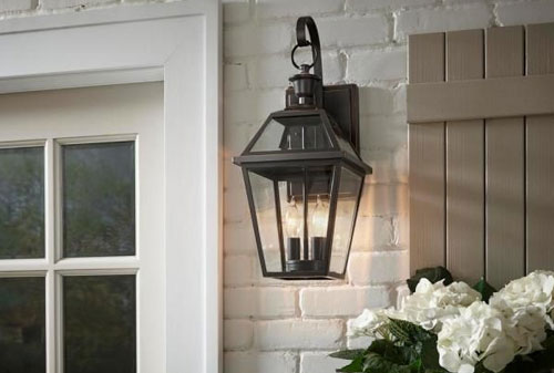 Đèn tường ngoài trời cổ điển - Bí quyết tạo nên sân vườn đầy hoài niệm