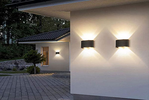 Đèn tường ngoài trời hiện đại mang lại vẻ đẹp, an toàn cho không gian