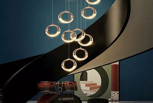 Khám phá thế giới đèn thả thông tầng cầu thang sang trọng và thời thượng