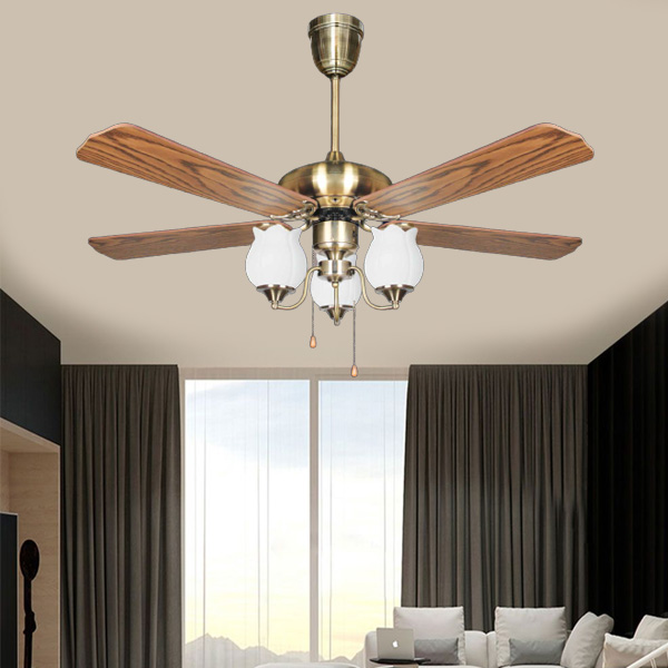 Chế độ 'Gió tự nhiên' (Natural Wind) trên Quạt trần 5 cánh hoạt động ra sao?