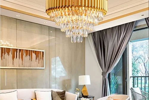 Trang trí phòng khách lộng lẫy với đèn chùm pha lê hiện đại.