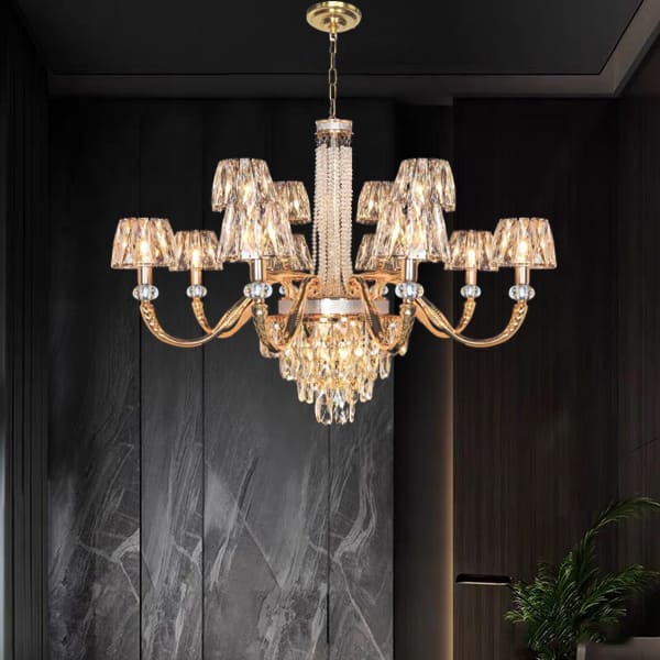 Thợ kỹ thuật đang móc hạt pha lê vào khung đèn đã treo