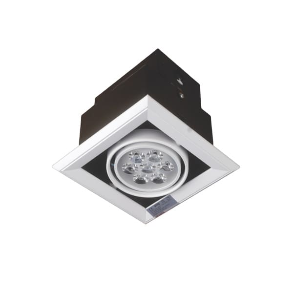 Thợ thi công đang sử dụng mũi khoét chuyên dụng để tạo lỗ trên trần thạch cao cho đèn âm trần