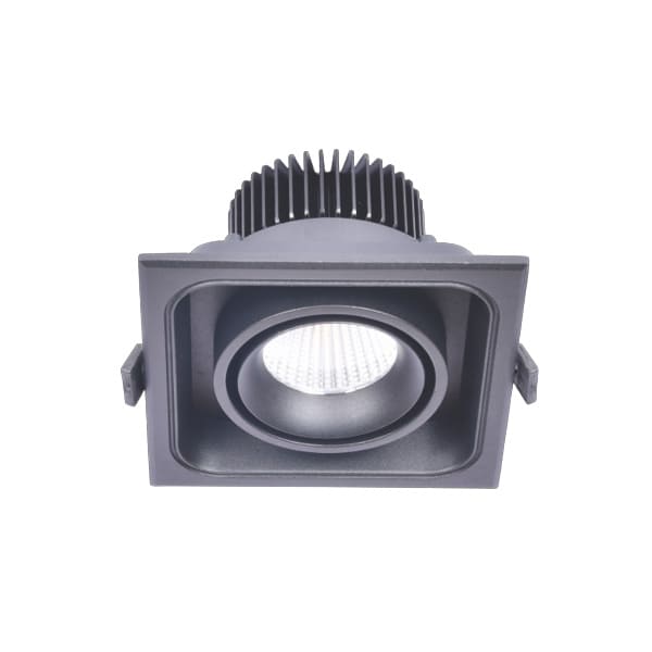 Kỹ thuật viên đang dùng thước dây đo đạc lại đường kính lỗ khoét trần thạch cao trước khi lắp đèn