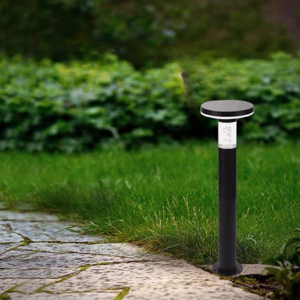 Đèn nấm sân vườn có thiết kế chụp che giúp ánh sáng hướng xuống đất, chống chói mắt