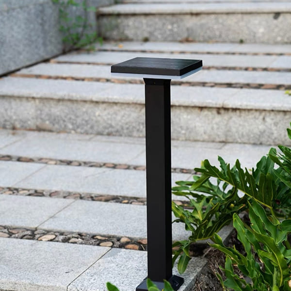 Đèn nấm vuông năng lượng mặt trời lắp đặt tại lối đi biệt thự hiện đại