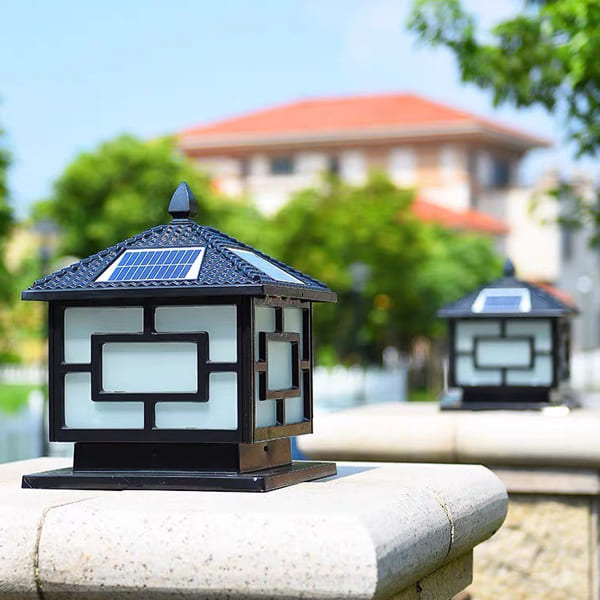 Nhà mái Thái lắp đặt đèn cổng năng lượng mặt trời hình vuông