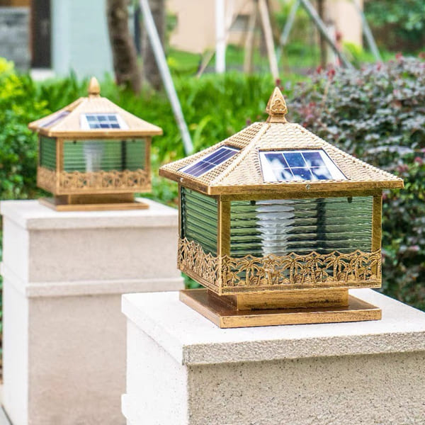 Đèn trụ cổng vuông năng lượng mặt trời lắp trên trụ bê tông vuông