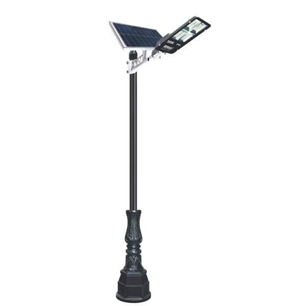 Vệ sinh tấm pin năng lượng mặt trời bị lá cây che phủ để đảm bảo hiệu suất