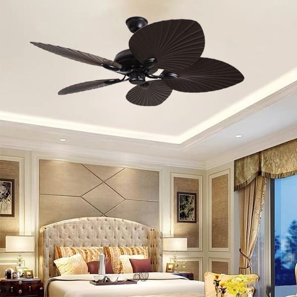 Cận cảnh quạt trần cánh hình lá cọ bầu đồng đen phong cách Indochine