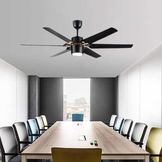 Đại sảnh khách sạn 5 sao với chiếc quạt trần cổ điển khổng lồ làm điểm nhấn trung tâm