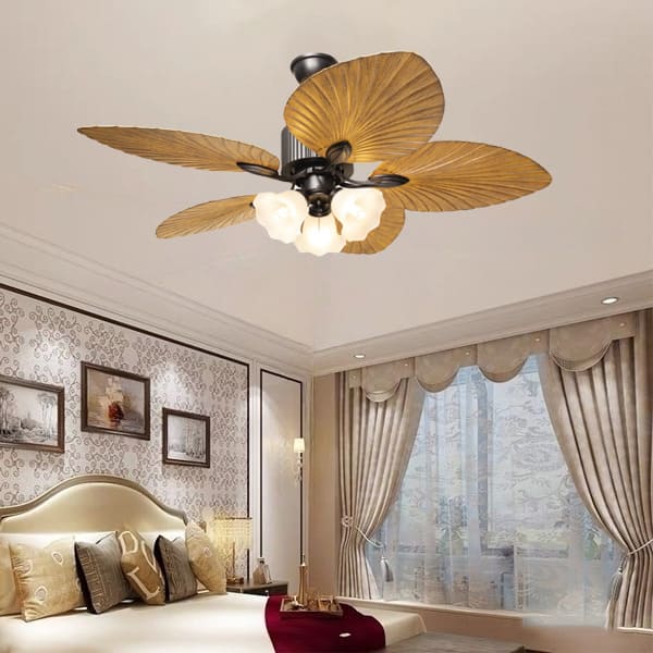 Quạt trần đèn cổ điển lắp đặt tại phòng khách biệt thự sang trọng