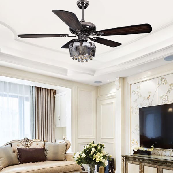 Phòng khách hiện đại lắp đặt quạt trần 5 cánh có đèn LED đổi màu