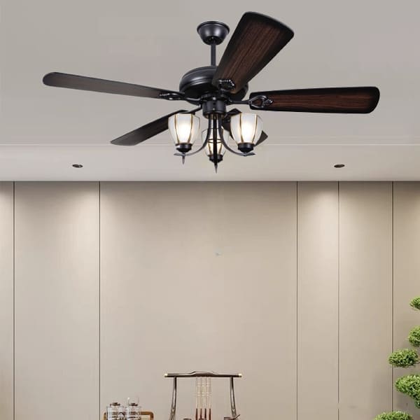 Sơ đồ minh họa vị trí lắp đặt quạt trần đúng phong thủy, cách xa bàn thờ