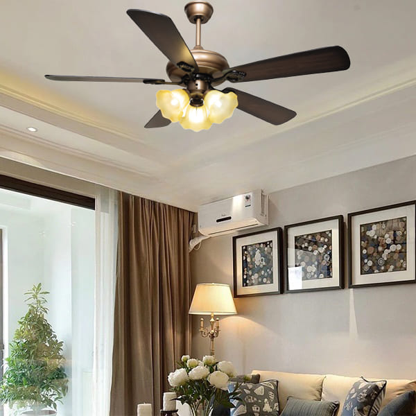 Phòng khách chung cư trần thấp lắp đặt quạt trần sát trần giúp giải phóng không gian mặt sàn