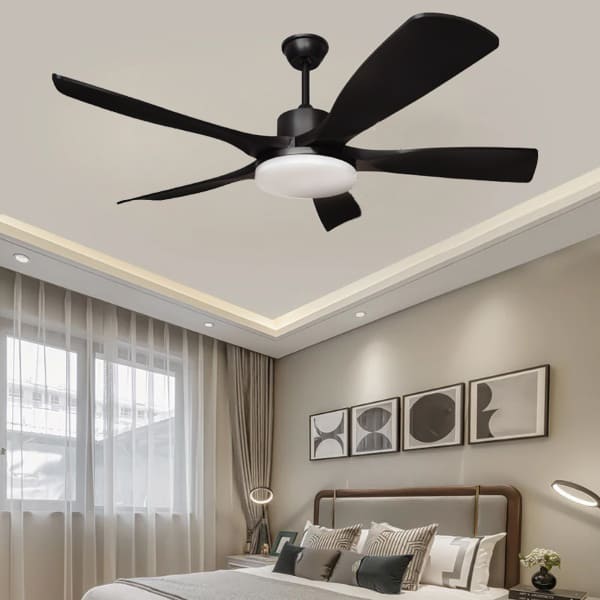 Kỹ thuật viên đang lắp đặt quạt trần sát trần có đèn LED đĩa cho không gian nhà nhỏ