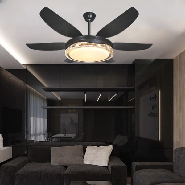 Không gian nhà thờ họ bằng gỗ sử dụng quạt trần cổ điển cánh gỗ sẫm màu