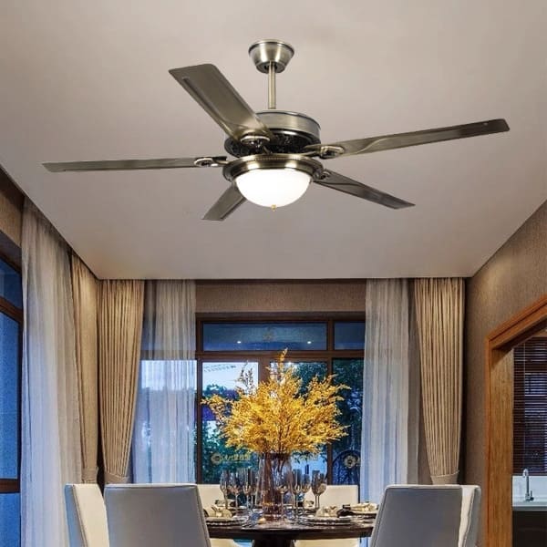 Hình ảnh quạt trần cánh sắt bị ăn mòn và gỉ sét nghiêm trọng do hơi muối biển