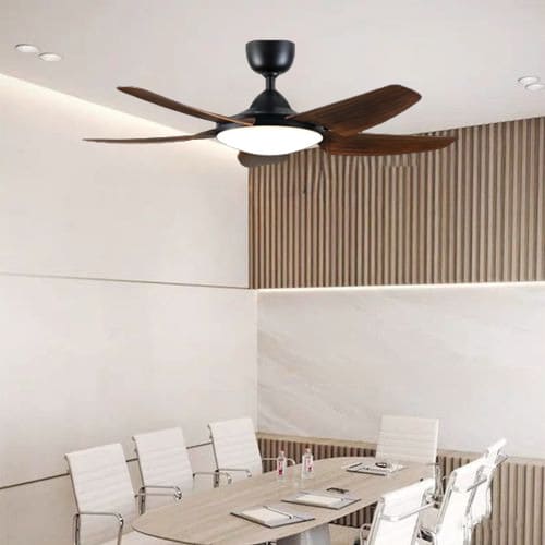 Cận cảnh thiết kế siêu mỏng của mâm đèn LED đĩa tích hợp trên động cơ quạt trần