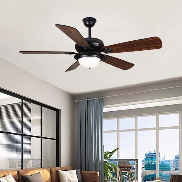 Em bé sơ sinh đang ngủ ngon giấc, an toàn dưới làn gió tự nhiên êm ái của quạt trần động cơ DC