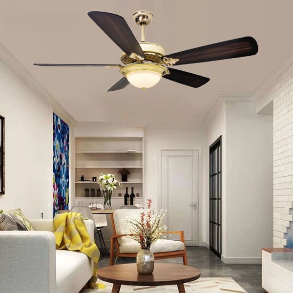 Quạt trần tân cổ điển lắp đặt trong phòng khách biệt thự sang trọng