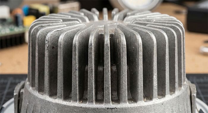 Cận cảnh bộ phận tản nhiệt nhôm đúc với các rãnh xẻ sâu giúp đối lưu không khí tốt