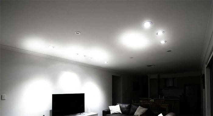 Mô phỏng sai lầm khi bố trí đèn âm trần không đều gây ra các vùng tối và chói sáng lốm đốm