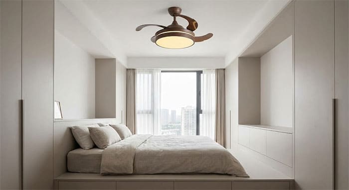 Phòng ngủ trần thấp sử dụng quạt ốp trần hiện đại tiết kiệm không gian và tích hợp tính năng gió tự nhiên