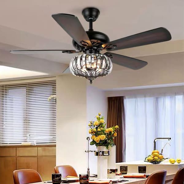 Quạt trần tân cổ điển mạ vàng đính pha lê nặng nề vẫn khởi động êm ái nhờ công nghệ Soft Start của động cơ DC