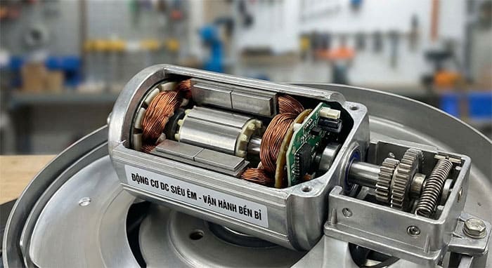 Bên trong động cơ DC siêu êm của quạt trần đèn giấu cánh