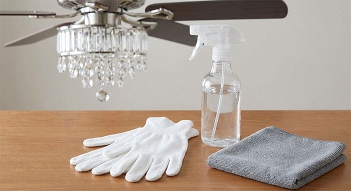 Các dụng cụ cần thiết như găng tay cotton, bình xịt và khăn microfiber để vệ sinh quạt trần đèn chùm