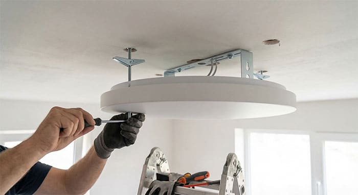 Cách lắp đèn mâm lên trần thạch cao bằng nở bướm chuyên dụng