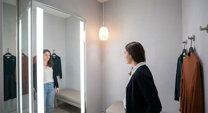 Cải thiện ánh sáng phòng thử đồ shop thời trang với ánh sáng trung tính hắt từ gương
