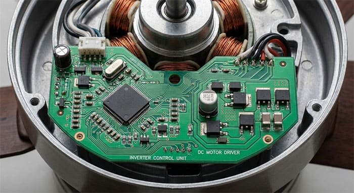 Cận cảnh bảng mạch điện tử Inverter phức tạp điều khiển động cơ DC bên trong quạt trần