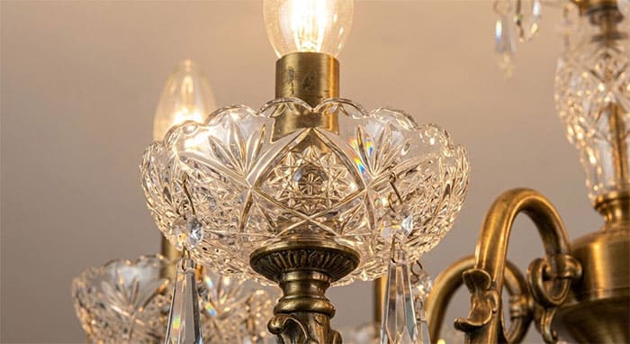 Cận cảnh bát đá pha lê hứng nến trên đèn chùm cổ điển