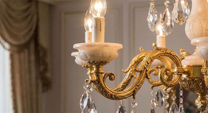 Cận cảnh bát đá và tay đèn nến phòng khách sang trọng