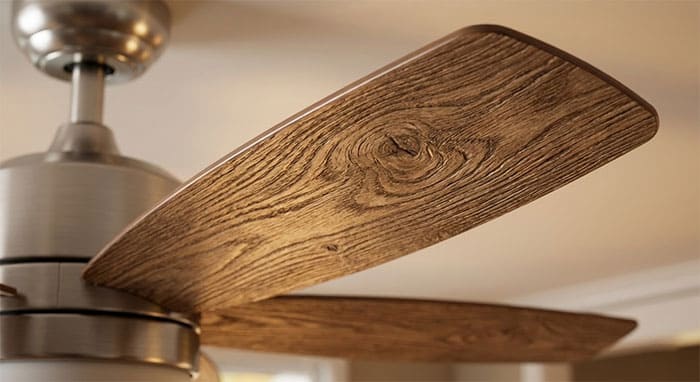 Cận cảnh bề mặt cánh quạt nhựa ABS giả gỗ với đường vân sắc nét như thật