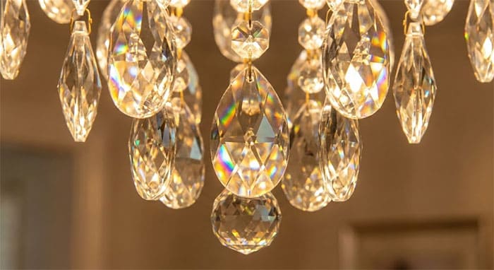 Cận cảnh các hạt pha lê tán sắc lấp lánh dưới ánh đèn vàng