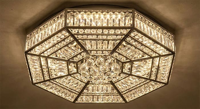 Cận cảnh chi tiết đèn mâm pha lê hình bát quái với 8 cạnh đều nhau