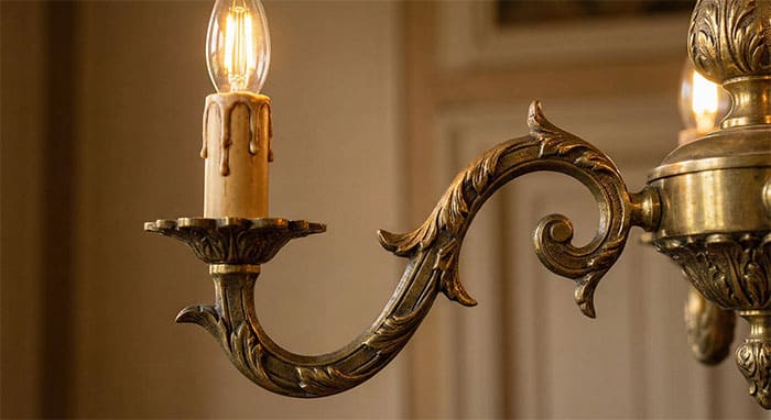 Cận cảnh chi tiết tay đồng và bóng đèn hình nến