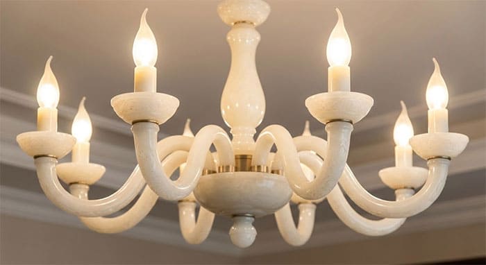 Cận cảnh đèn chùm màu trắng ngọc kết hợp tay đèn cong mềm mại