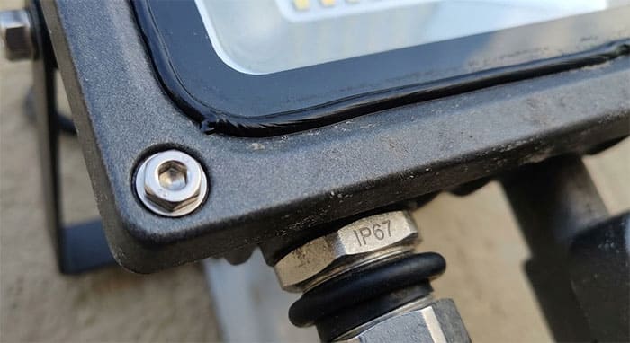 Cận cảnh đường keo và ốc vít của đèn pha chống nước chất lượng cao