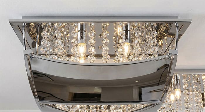 Cận cảnh hiệu ứng phản chiếu gương trên đế inox của đèn mâm pha lê